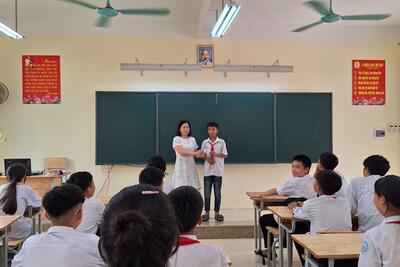 Các đc CBGVNV và toàn thể các em học sinh Trường THCS Sơn Đà ủng hộ các em có hoàn cảnh khó khăn không mua được BHYT